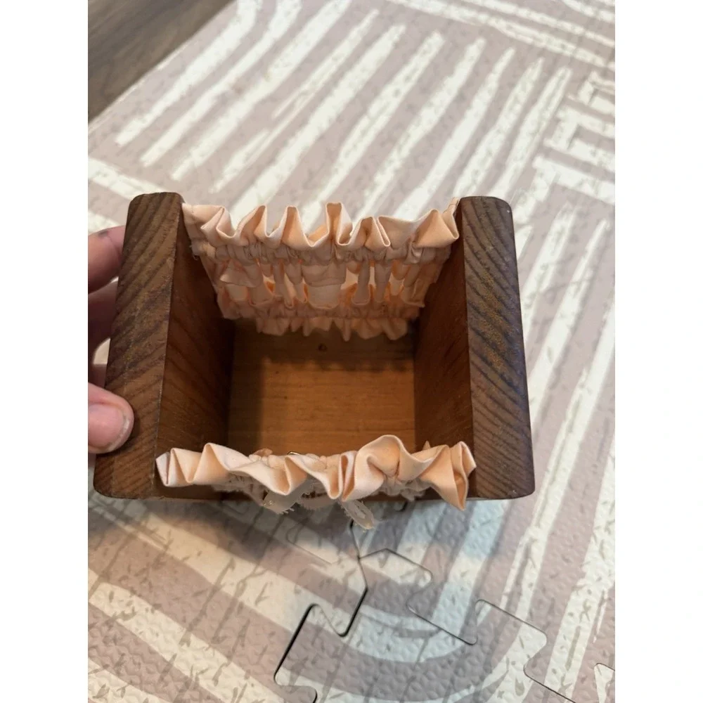 Vtg Solid Wood & Country Ruffle Fabric Napkin Holder PRIMITIVE FARMHOUSE DECOR
